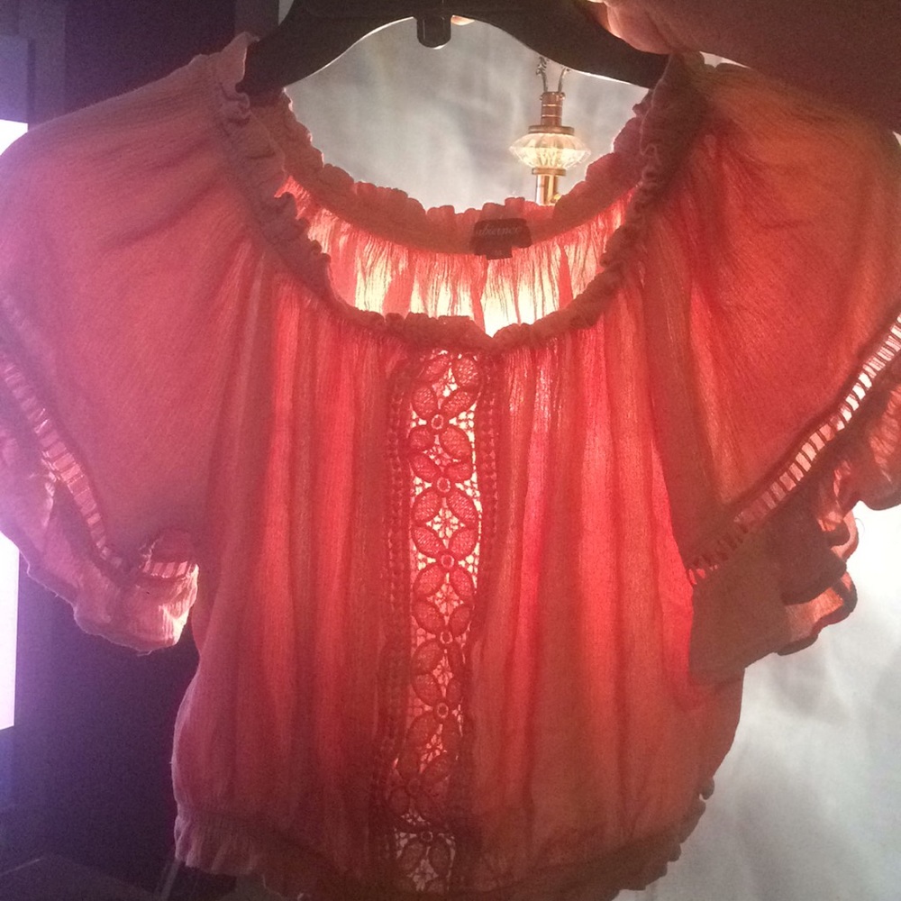 Cute cute cute off the shoulder fluttery top